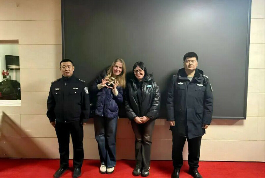 Российским туристам в округе Хэйхэ помогли найти потеряшку китайские полицейские