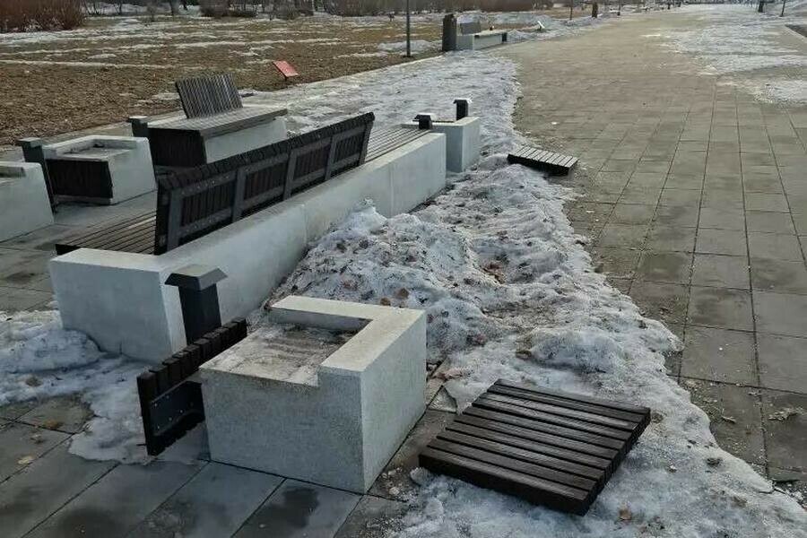 Ночью неизвестный устроил погром в районе Трибуны Холл в Благовещенске видео