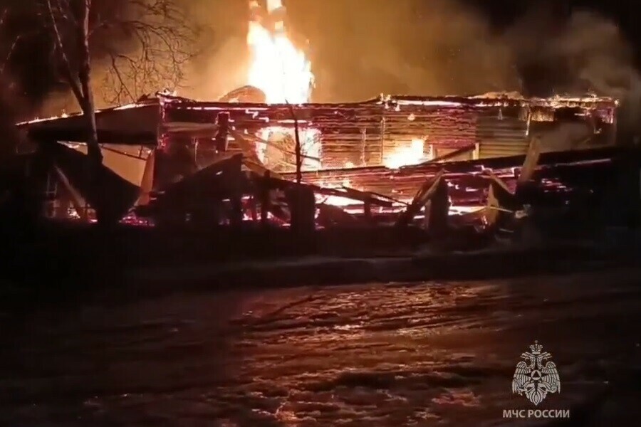 Как факел пожар на двухстах квадратных метрах тушили в Приамурье видео
