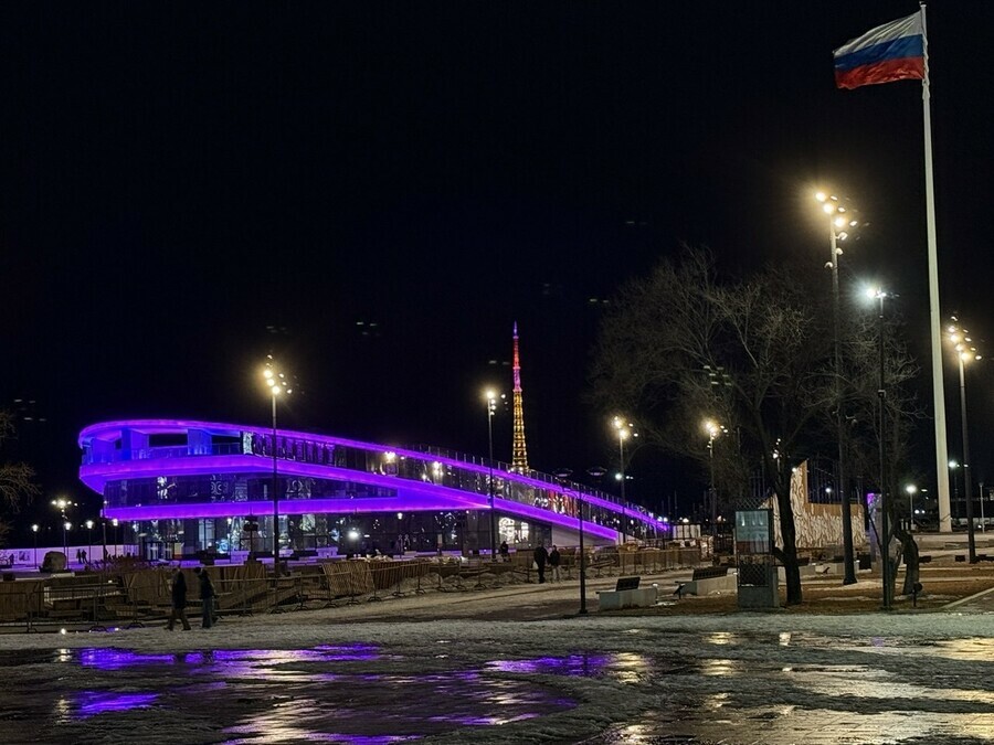 В Благовещенске засверкало новое здание на набережной Амура