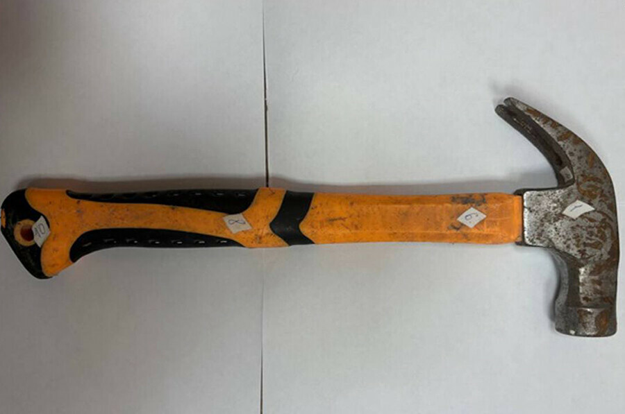 В Белогорске безо всяких оснований один мужчина ударил другого молотком по голове