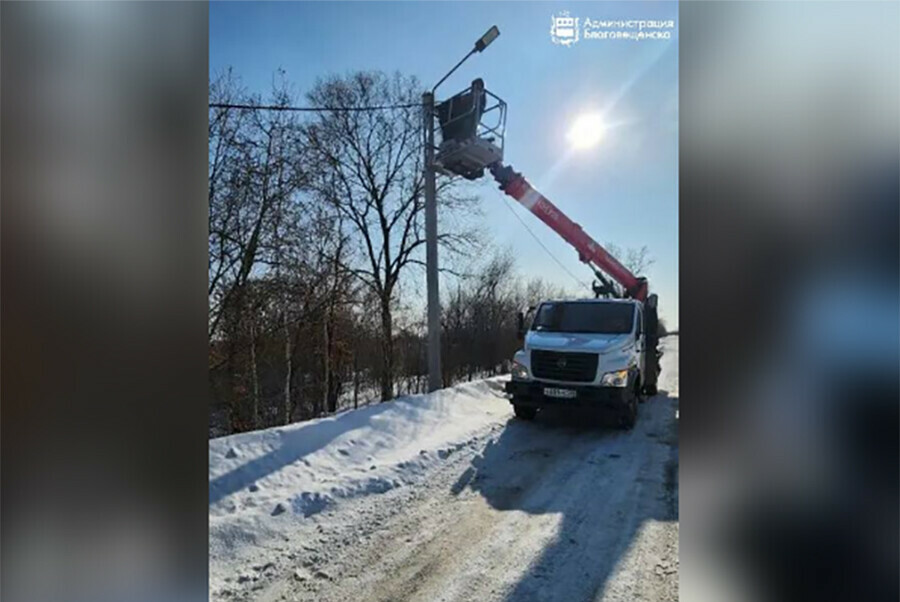 В Благовещенске заменили больше 30 метров провода чтобы восстановить освещение на перекрестке