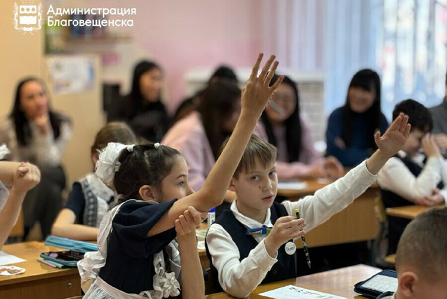 Родители будущих первоклашек могут подавать заявления в школы Благовещенска 