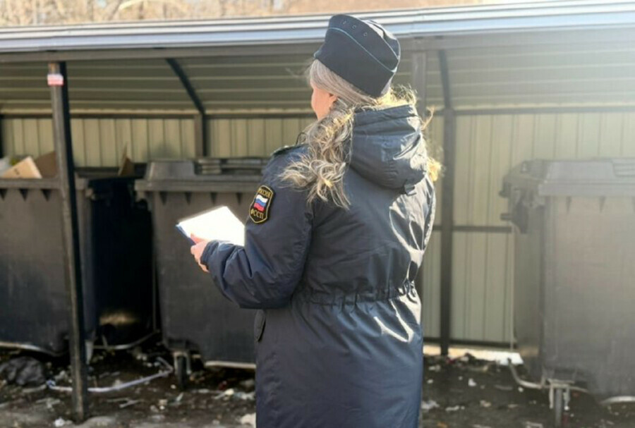 В Благовещенске управляйка только под давлением приставов оборудовала мусорную площадку для МКД