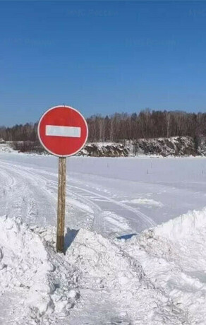 Грузовик с людьми провалился под лед в Амурской области Людей ищут