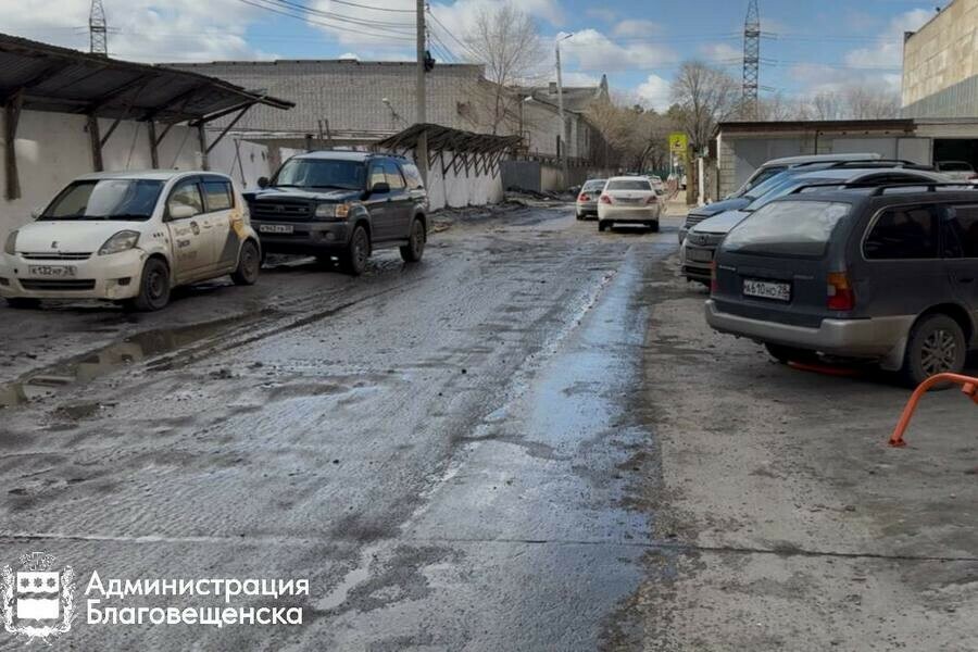 Ямы заборы и узкие тротуары когда наведут порядок на благовещенской улице ведущей к крупному жилому району 