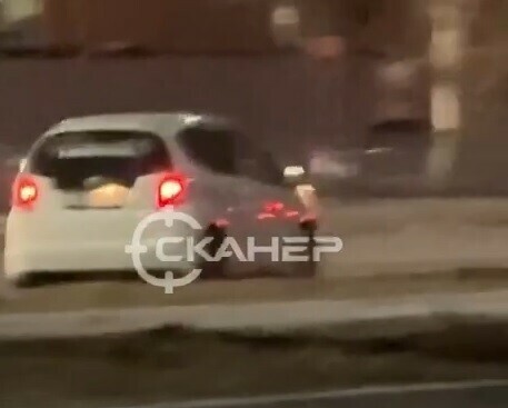 Поведение автомобилиста в Благовещенске вызвало много вопросов в соцсетях видео