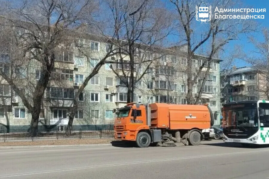 Городской суперпылесос вышел на улицы Благовещенска