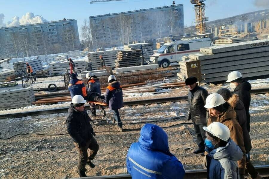 Мужчина упавший в шахту лифта строящегося здания в Благовещенске не работал на этой стройке