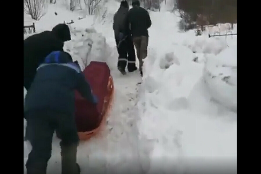 Страшные похороны на Сахалине родственники на санках везли гроб по заваленному снегом кладбищу 