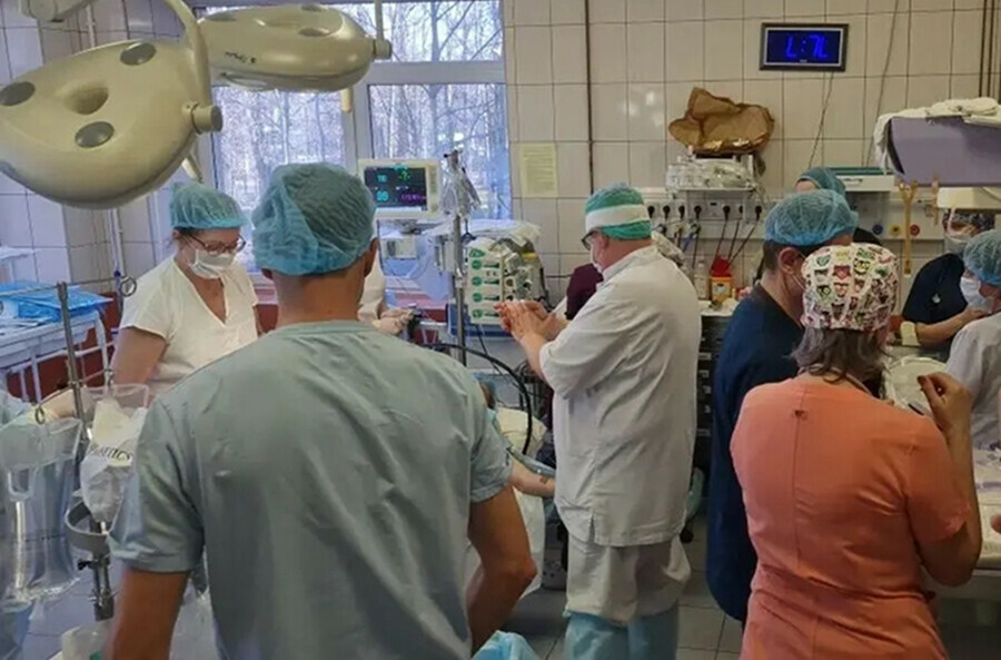 В стране не описано таких уникальных родов четыре девочки родились в СанктПетербурге фото видео