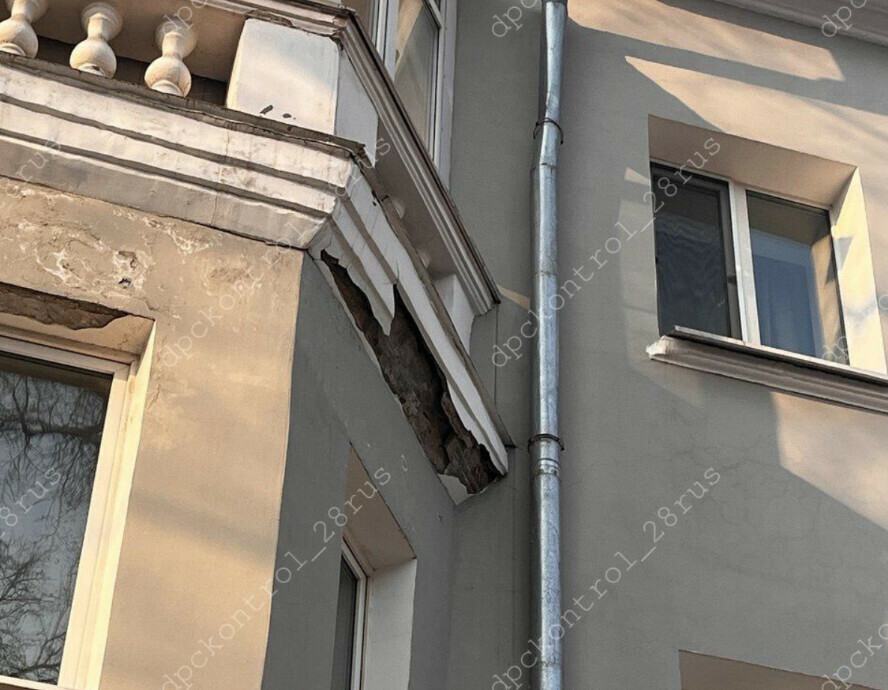 В центре Благовещенска на пешеходов посыпался дом