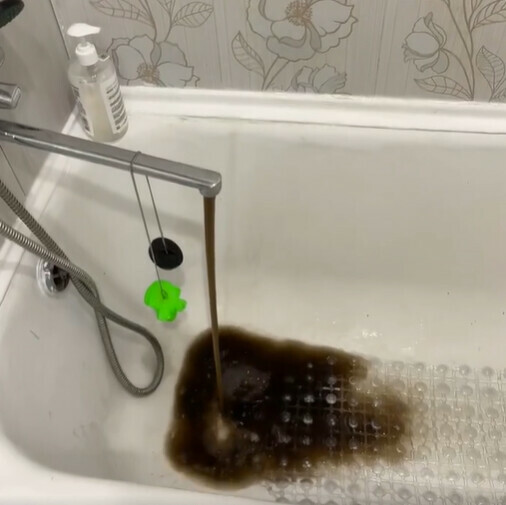 На севере Приамурья после ремонта из крана в доме пошла жидкость похожая на нефть