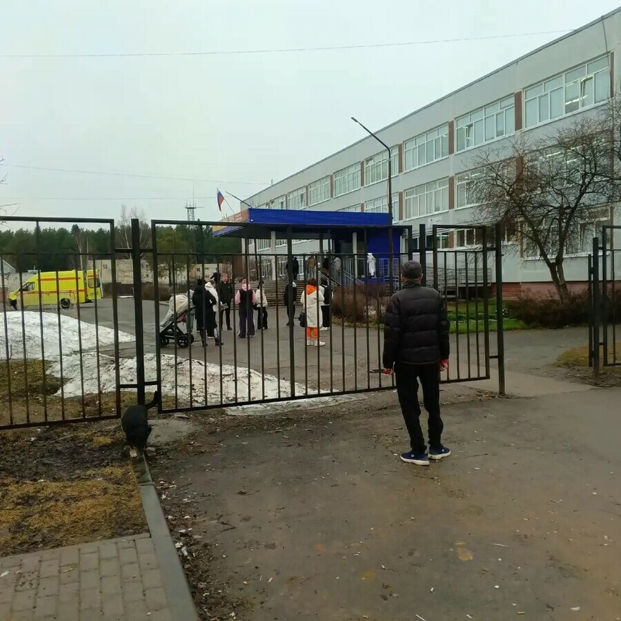 Школьник напал с ножом на учителя за жизнь педагога борются медики