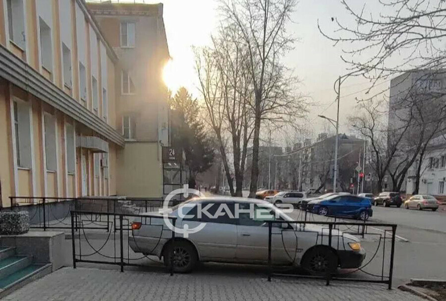 Он с ухмылкой включил аварийки благовещенка рассказала об удивительном поведении водителя перегородившего проход по тротуару фото