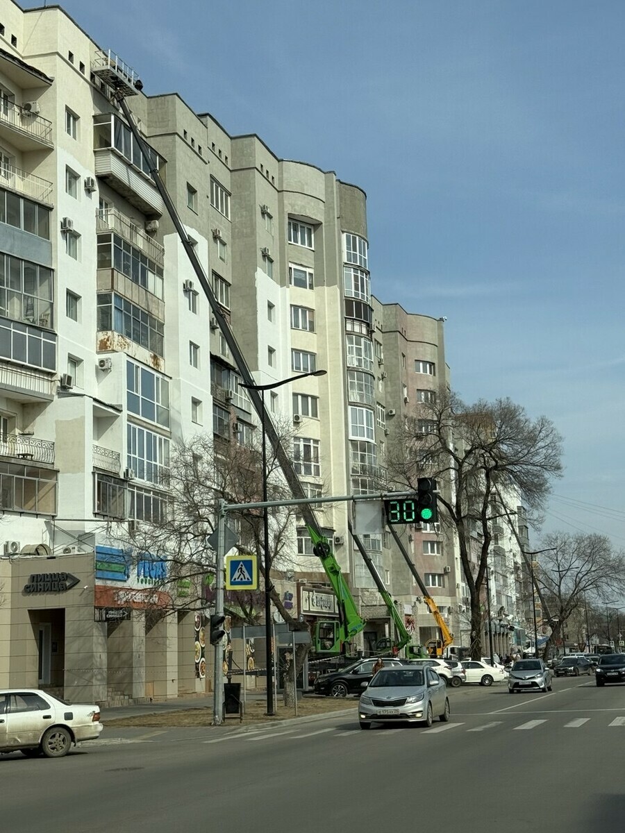 В Благовещенске начали красить дом с самым дорогим фасадом отремонтированным за счет бюджета фото