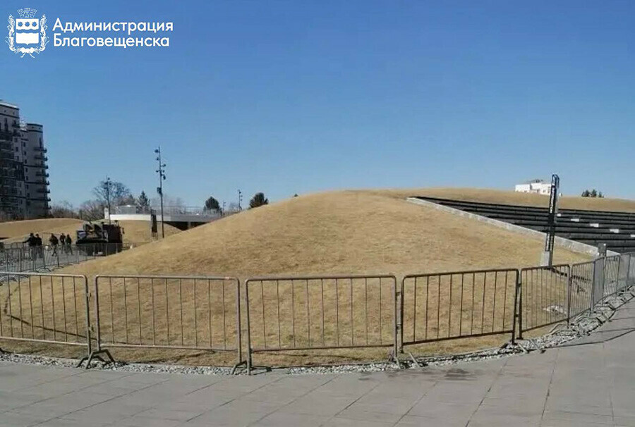 В Благовещенске закрыли доступ на холмы в районе Трибуны Холл