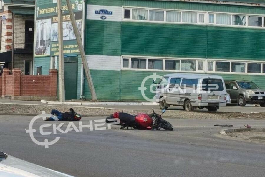 Мотоциклист в Благовещенске перелетел через машину Момент ДТП попал на видео 