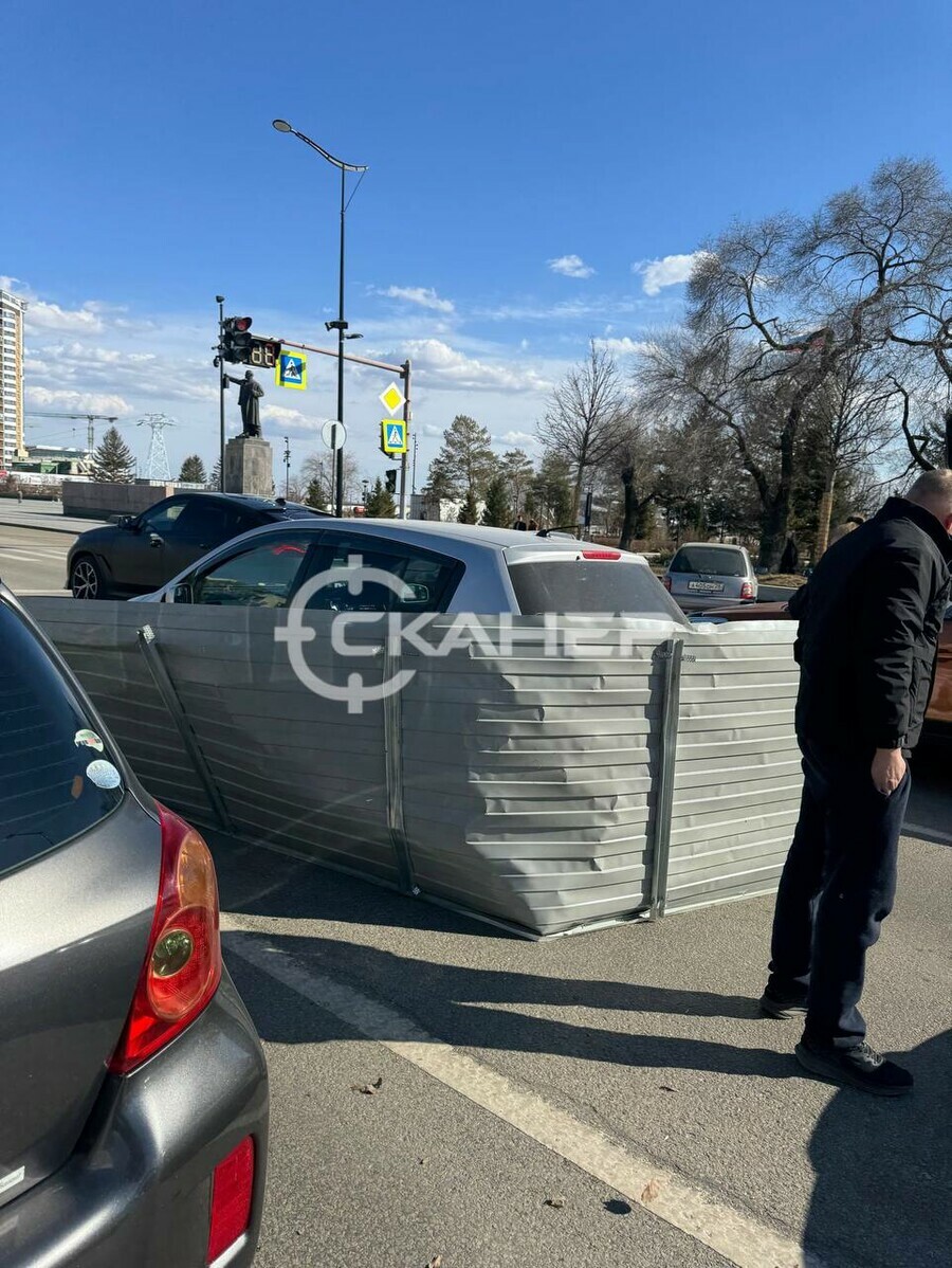 В центре Благовещенска несколько машин стали жертвами металлического профлиста фото видео