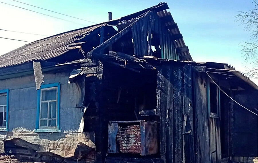 В Амурской области спасли детей из горевшего частного дома