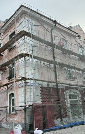 Розовый многоквартирный дом в центре Благовещенска кардинально перекрасят за бюджетный счет фото