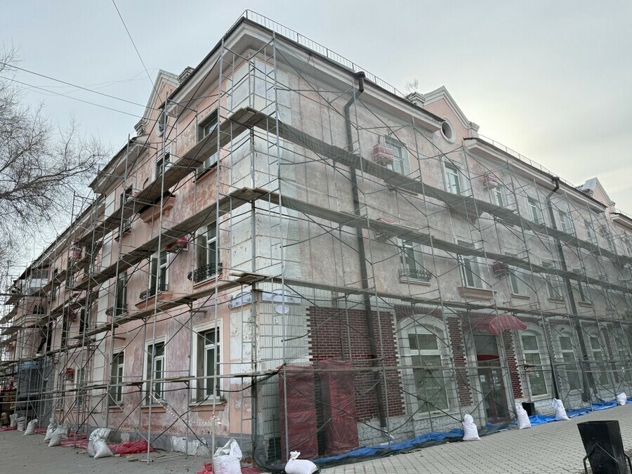 Розовый многоквартирный дом в центре Благовещенска кардинально перекрасят за бюджетный счет фото