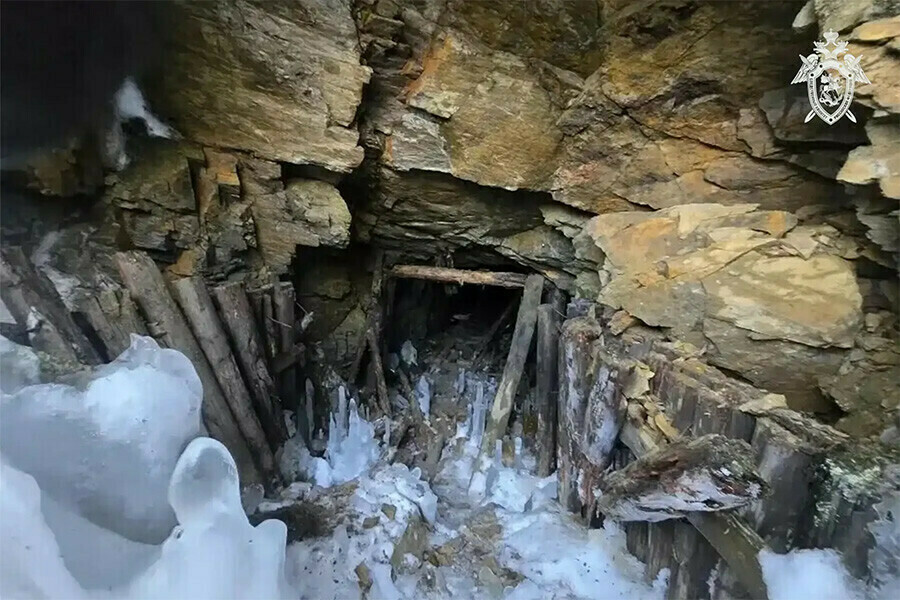 Мужчина оставшийся в живых после обрушения штольни в Приамурье объяснил зачем они туда полезли