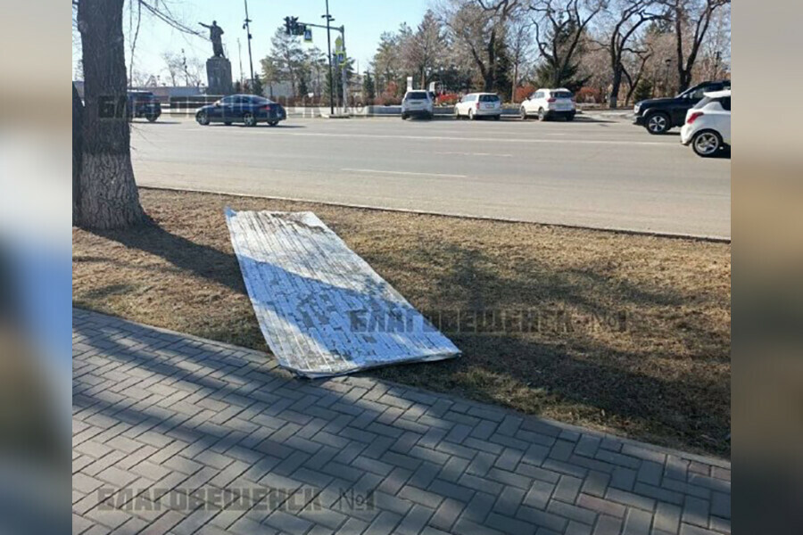Будьте осторожны лист металла обнявший машины в Благовещенске может снова взлететь