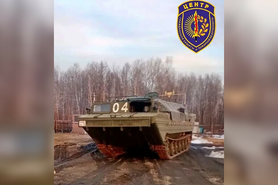 Плавающие транспортеры занимают позиции в Амурской области