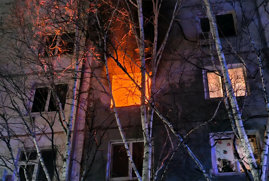 ЧП в Благовещенске в пожаре на Нагорной погибла женщина Около 100 человек эвакуировано фото видео