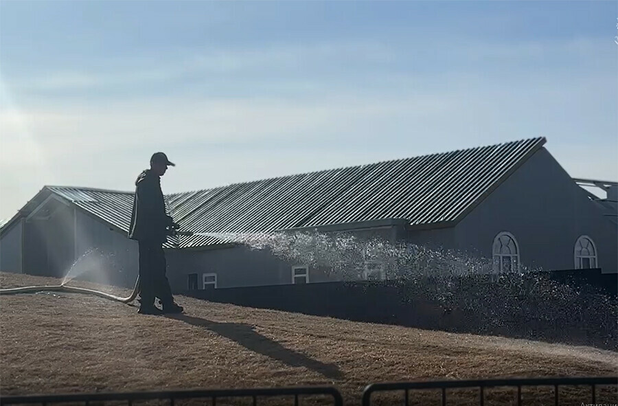 В Благовещенске увлажняют холмы на Трибуне Холл видео