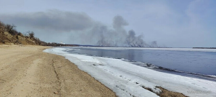 Благовещенцы сообщают о сильном пожаре который бушует на берегу Зеи