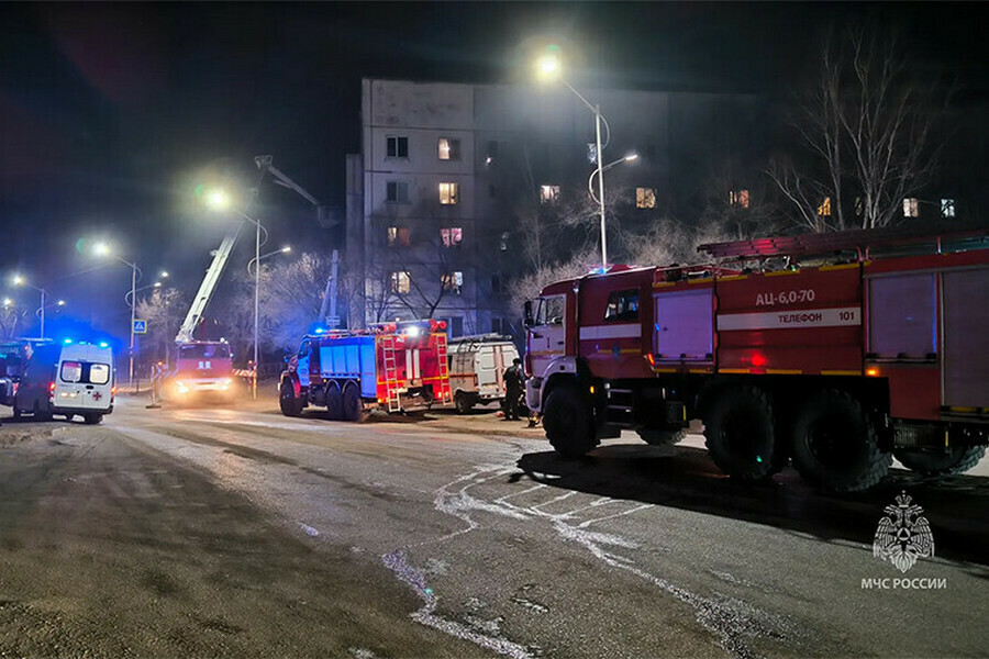 Погибла сорвавшись с высоты стали известны подробности серьезного пожара в пятиэтажке на Нагорной 