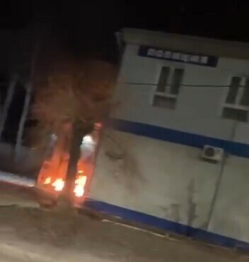 В Свободном подожгли вход в здание полиции видео