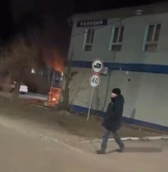 Поджигателем входа в здание полиции Свободного оказался пожилой мужчина