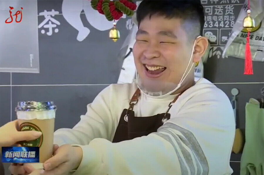 Они перестали прятаться при виде незнакомцев в Харбине работает лавка со странными сотрудниками видео