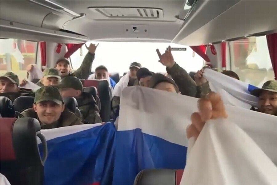 Больше 100 российских военнослужащих вернулись из плена Один из них  после трех лет видео