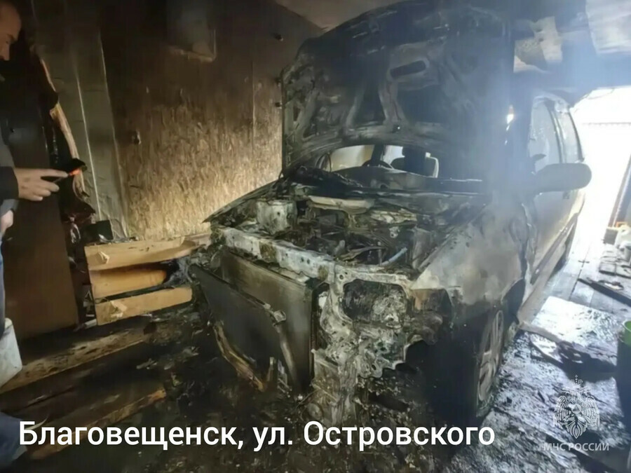 В Благовещенске в гараже сгорел автомобиль