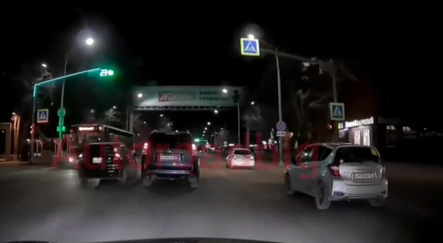 В Благовещенске водитель чуть не устроил страшную аварию и попал на видео