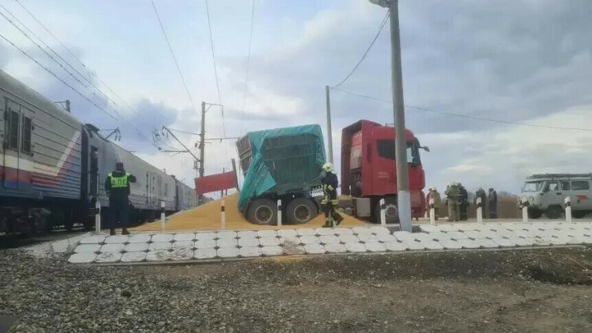 Поезд столкнулся с грузовиком в Амурской области