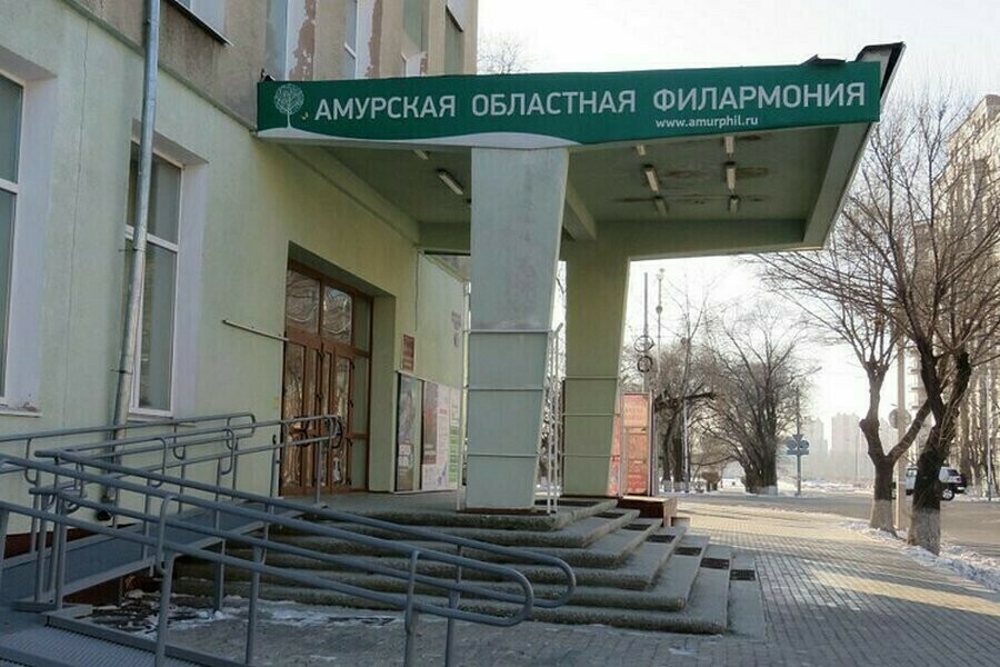 Прожектора с вращающимися головами микрофоны туман масштабная модернизация ждет Амурскую филармонию фото