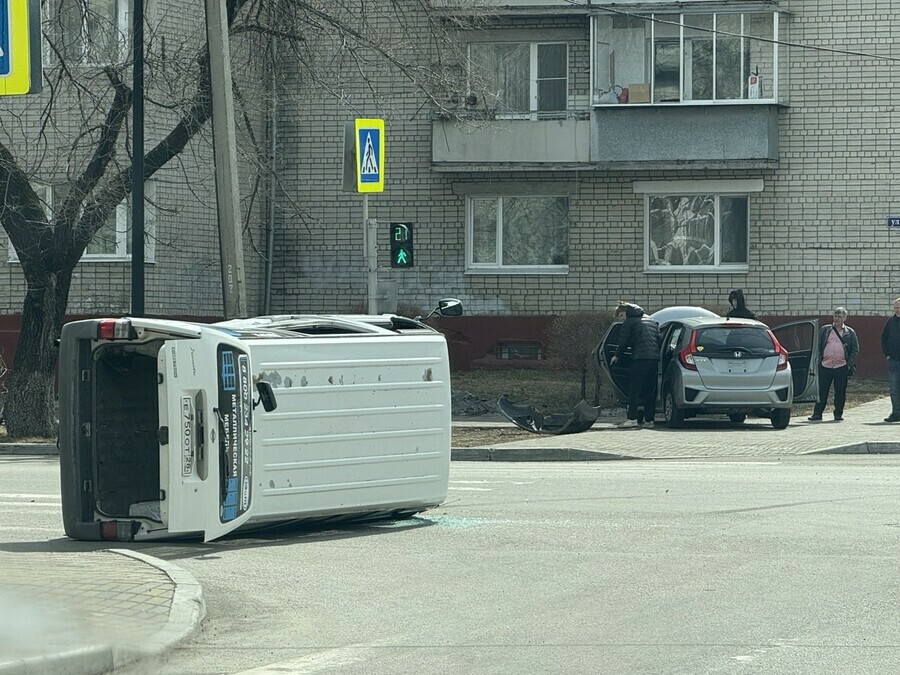Жесткое ДТП в центре Благовещенска одна машина на боку вторая вылетела на тротуар