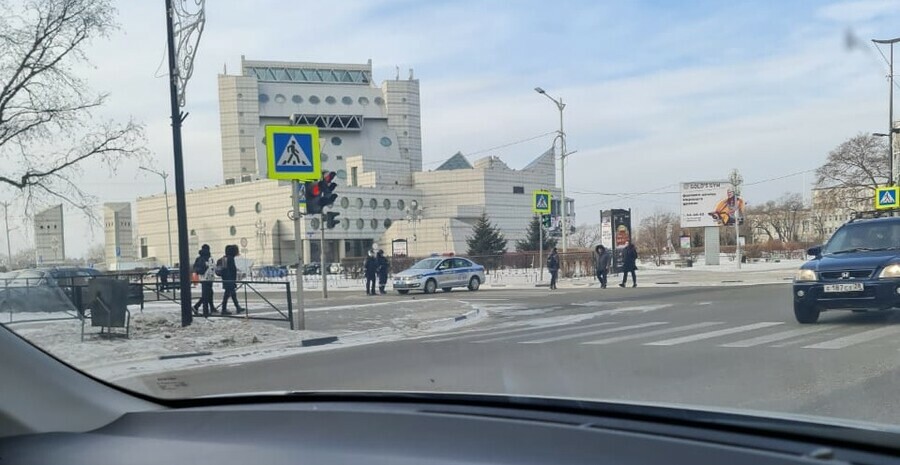 Возле ОКЦ в Благовещенске полицейские перекрыли движение Что случилось