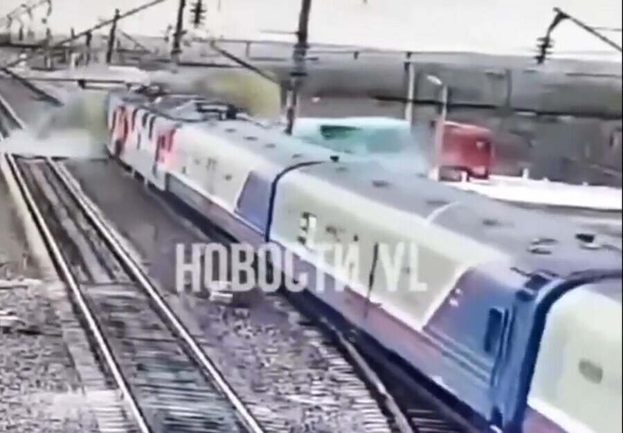 Камера записала момент столкновения поезда и грузовика с соей в Амурской области видео
