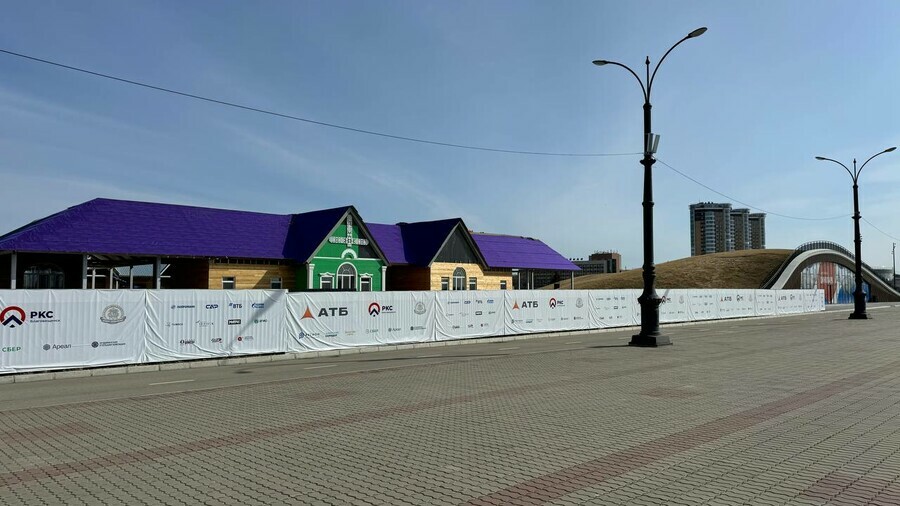 Яркие ярмарочные домики растут в центре Благовещенска на городской набережной фото