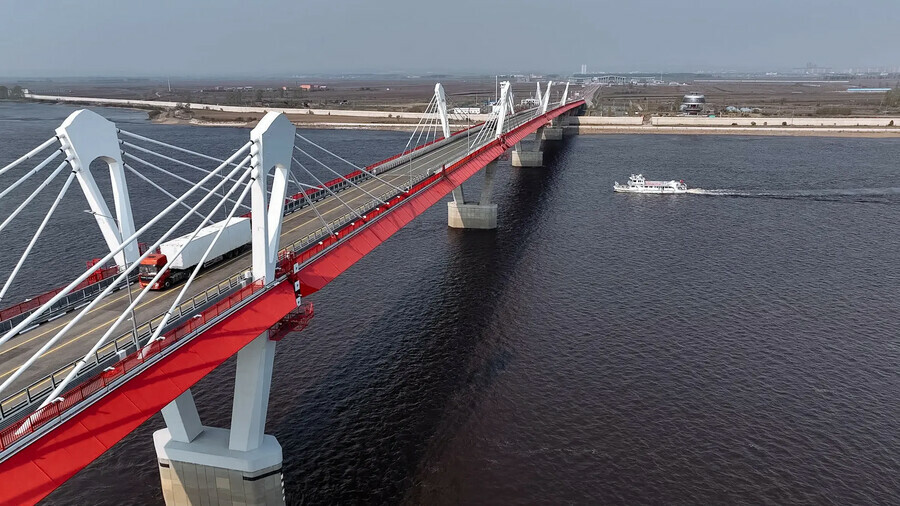 На мосту через Амур поток транспорта в Китай вырос в два раза 