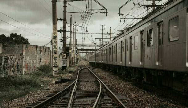 Двум детям в Амурской области выплатят по 200 тысяч за гибель старшего брата под колесами поезда