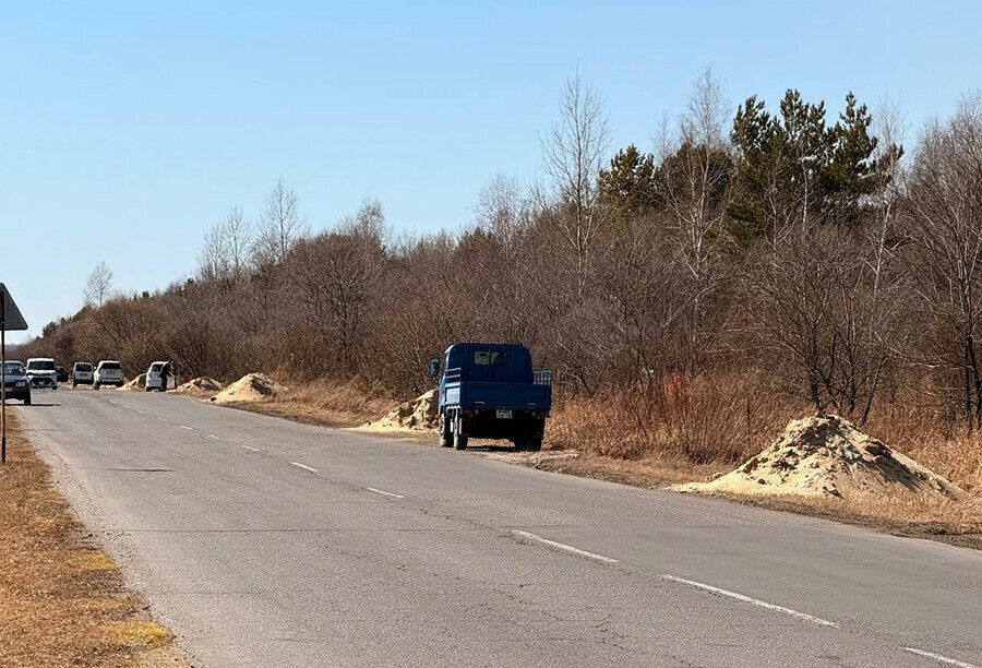 На кладбищах Белогорска наводят порядок к Радонице ставят контейнеры и ремонтируют дороги 