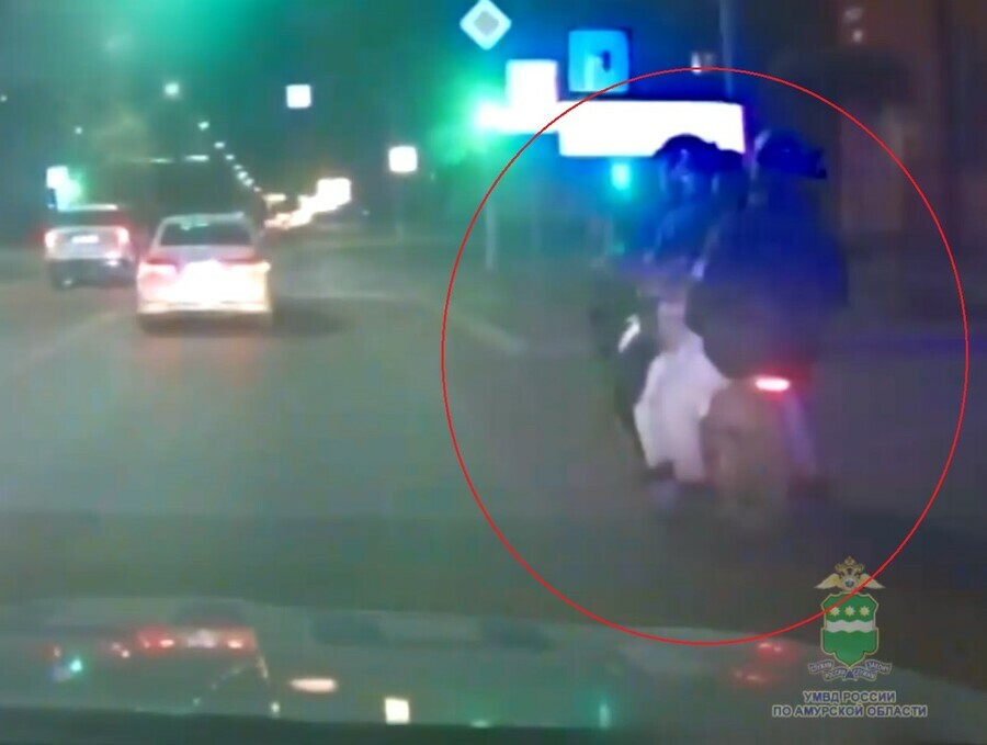 Перевес как в Таиланде в Благовещенске 16летний мотоциклист с тремя пассажирами удирал от полицейских видео