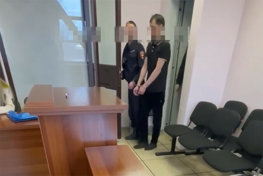 За непристойное поведение в самолете при спящем ребенке осужден 40летний дальневосточник видео